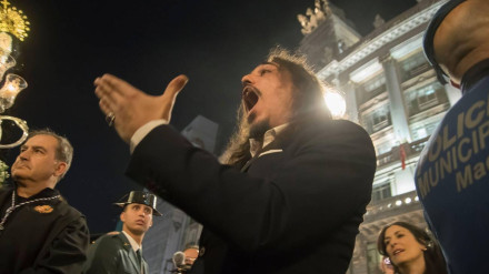 Un hombre cantando una saeta