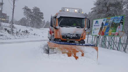 Las máquinas quitanieves retiran la nieve desde primera hora en varios puntos de la red viaria provincial