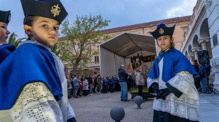 Dos niñas en la procesión del Sábado Santo