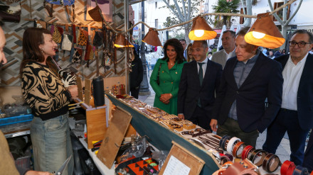 El alcalde y el director general de Comercio en uno de los puestos del Mercado de Artesanía de Semana Santa