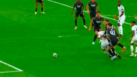 Fotograma del agarrón de Rice a Mbappé en la primera parte del Real Madrid-Arsenal