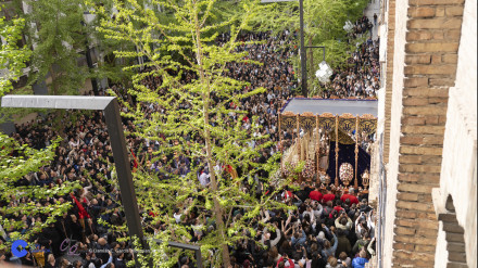 María Santísima del Sacromonte en la multitudinaria salida de la Cofradía del Consuelo (Gitanos)