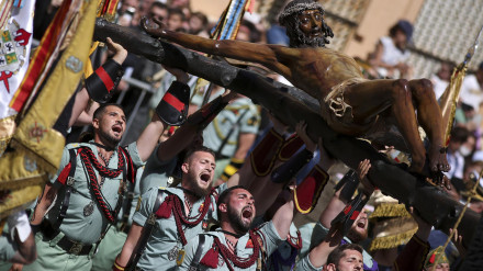 Cristo de Mena portado por la Legión Española