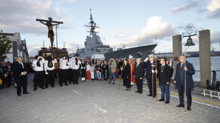 La procesión del Cristo de los Navegantes en el interior del Arsenal de Ferrol