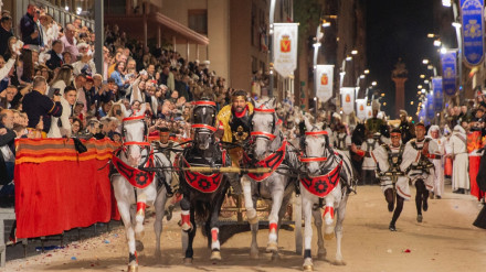 El presidente de Murcia llevando las riendas de una cuadriga al galope en Lorca