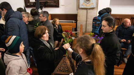 Entrega de flores a cambio de limosna
