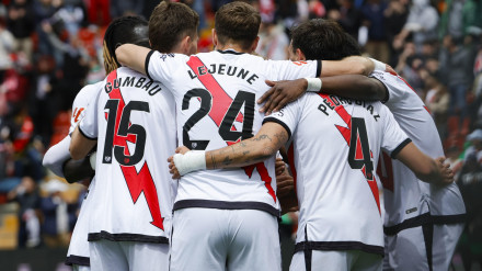 Los jugadores del Rayo celebran el 1-0 contra el Valencia