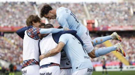 Borja Iglesias celebra con sus compañeros el 1-3 contra el Barcelona