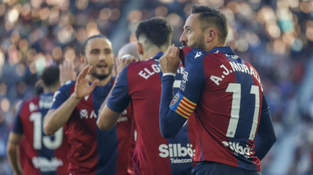 Morales celebra uno de los cinco goles del Levante contra el Zaragoza
