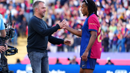 Flick se saluda con Jules Koundé tras la victoria del Barcelona ante el Celta este sábado.
