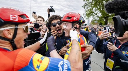 Mattias Skjelmose celebra su victoria en la Amstel Gold Race