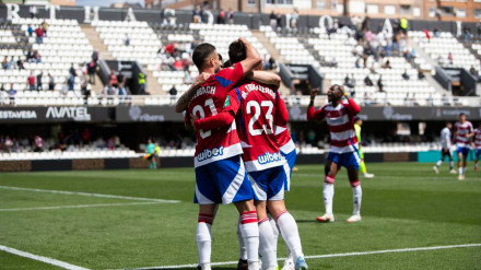 Los jugadores del Granada celebran el tercer tanto, obra de Manu Trigueros.