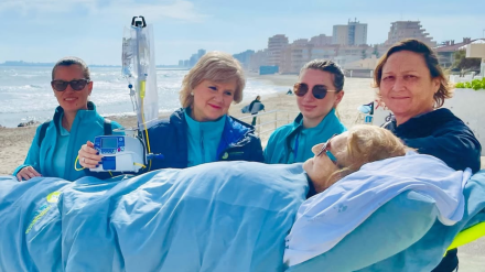 Las enfermeras acompañando a una persona a cumplir su deseo