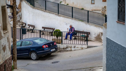 Zaragoza, España; 25 de abril de 2015: Un anciano espera en un banco con su bastón a su esposa que dejó su manta y su bastón.