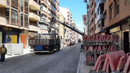 Operación de desmontaje de los palcos de la Semana Santa en Lorca,