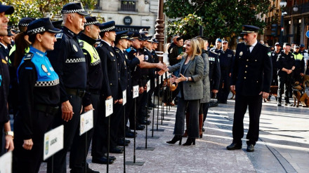 La alcaldesa de Granada, Marifrán Carazo, saluda a agentes de la Policía Local participantes en la Campeonato Alcazaba
