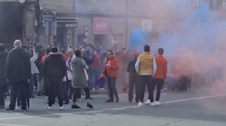 Los aficionados reciben al equipo al llegar en autobús a las inmediaciones del estadio de O Couto en la ciudad de Ourense