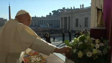El Papa Francisco reza ante la imagen de la Virgen de los Desamparados
