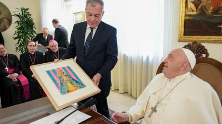 El alcalde de Sevilla entrega al Papa un cuadro de la Virgen de los Reyes