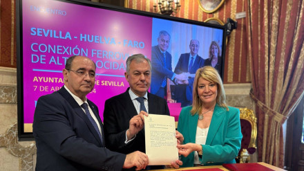 La alcaldesa de Huelva, Pilar Miranda, junto a los alcaldes de Sevilla y Faro, José Luis Sanz y Rogerio Bacalhau (izquierda)