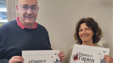 El alcalde y la concejala de Turismo con el cartel de la iniciativa