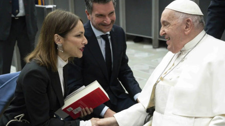 Imagen del momento en el que Paula Ortíz, conversó con el Papa Francisco.