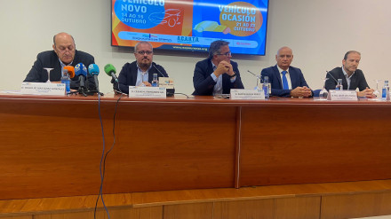 Ramón Seijas preside la presentación de una edición del Salón del Automóvil en Expourense en la que participa César Fernández como vicepresidente de ACAUTO