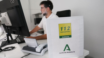 Operador en la sala regional de 112 Andalucía