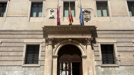 Banderas a media asta en los edificios oficiales de la Región de Murcia