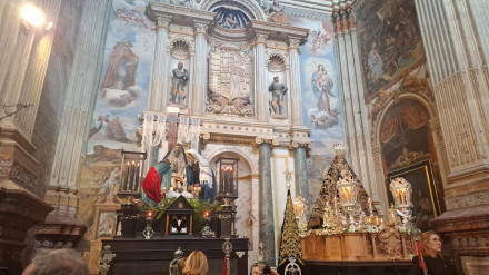 Los titulares de la Cofradía de la Chías en el interior del Monasterio de San Jerónimo