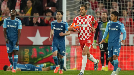 GIRONA, 21/04/2025.- El delantero uruguayo del Girona, Cristhian Stuani, tras conseguir el primer gol de su equipo durante el encuentro correspondiente a la jornada 32 de Laliga EA Sports que disputan hoy lunes Girona y Betis en el estadio de Montilivi, en Girona. EFE / Siu Wu.
