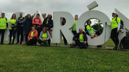 Peregrinos en el paseo de Xuvia en la ruta del Camiño do Mar