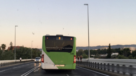 Autobús de Aucorsa por el Puente de San Rafael en Córdoba, a primera hora de la mañana. En la imagen se ve la luz del amanecer, y el autobús mirado desde la parte trasera mientras circula.