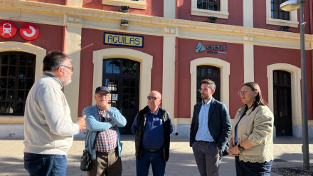 La presidenta del PP de Águilas, Eva Reverte, junto a cargos de su partido y vecinos ante la estación de trenes