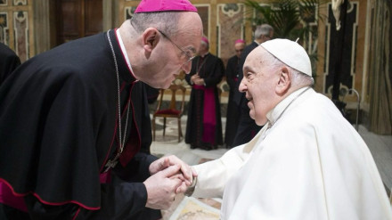 El Obispo Munilla saluda al Papa Francisco en una de sus visitas.