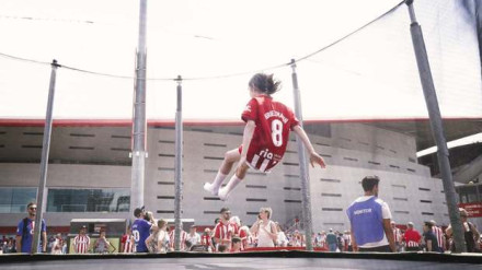 Imagen de un niño del Atlético jugando en los alrededores del Metropolitano
