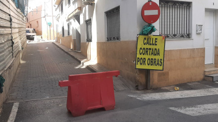 Entrada a la calle Vicente Ruiz Llamas de Lorca, en obras para adaptarla a la zona de bajas emisiones