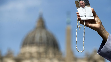 Una monja muestra una foto del papa Francisco durante su rezo este lunes en la Plaza de San Pedro