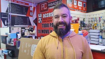 Pablo Rodil en su tienda PC Ribadeo, que cumple 18 años