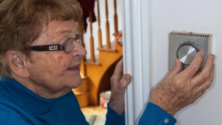 Mujer encendiendo la calefacción