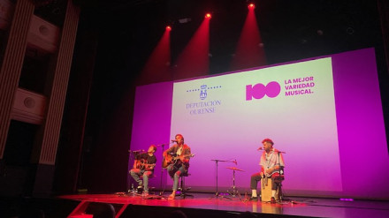 Los tres integrantes del grupo en el escenario del Teatro Principal