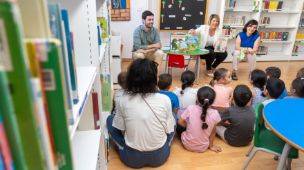 Los responsables municipales en un aula escolar