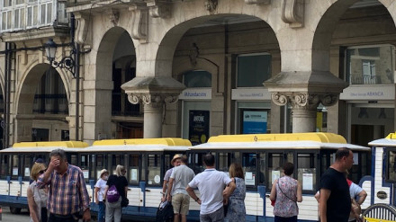 Los visitantes suben en la Plaza Mayor al Tren das Termas
