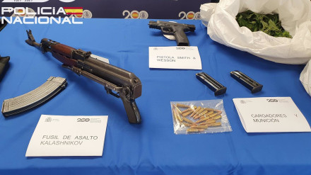 Imagen de las armas y las drogas intervenidas en la última macro redada en las Tres Mil Viviendas