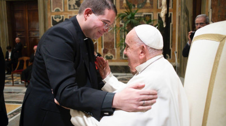 El sacerdote ourensano, Yerai Fariñas, transmitía al Papa Francisco el abrazo de su abuela