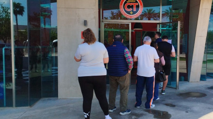 Colas en el Palacio para comprar entradas para el derbi