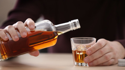 Un hombre consumiendo alcohol