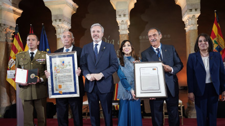 Foto de familia de los premiados este año con los presidentes del Gobierno y las Cortes.