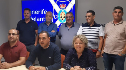 Fran León junto a la directiva de la Federación de Peñas del CD Tenerife