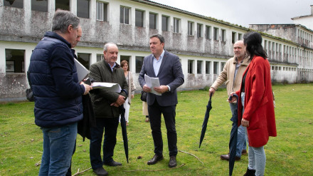 González Formoso, en el cetro, durante la visita al lugar donde se ejecutará el proyecto